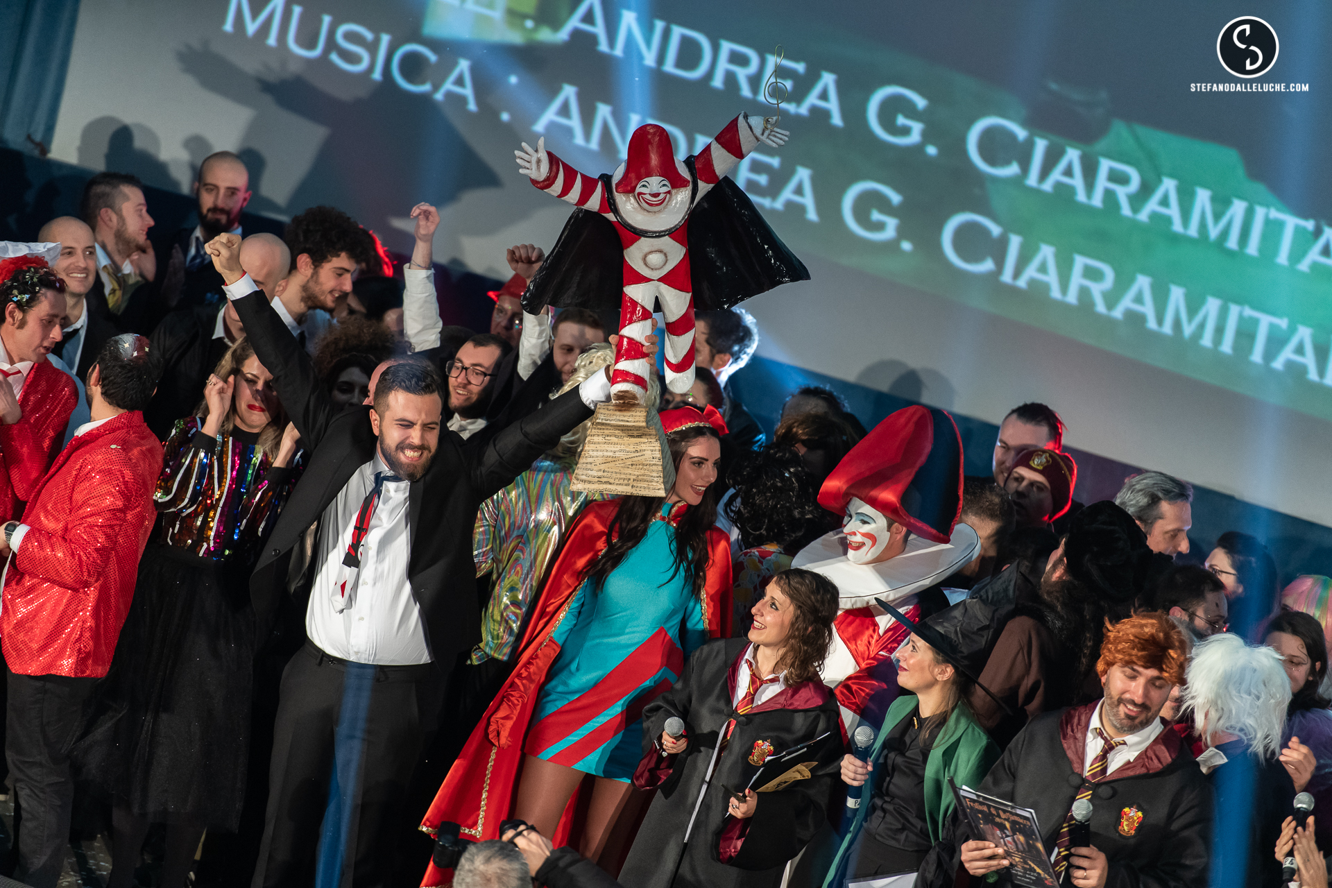 “Un tuffo tra i coriandoli” vince il Festival di Burlamacco: sarà la canzone ufficiale del Carnevale di Viareggio 2019