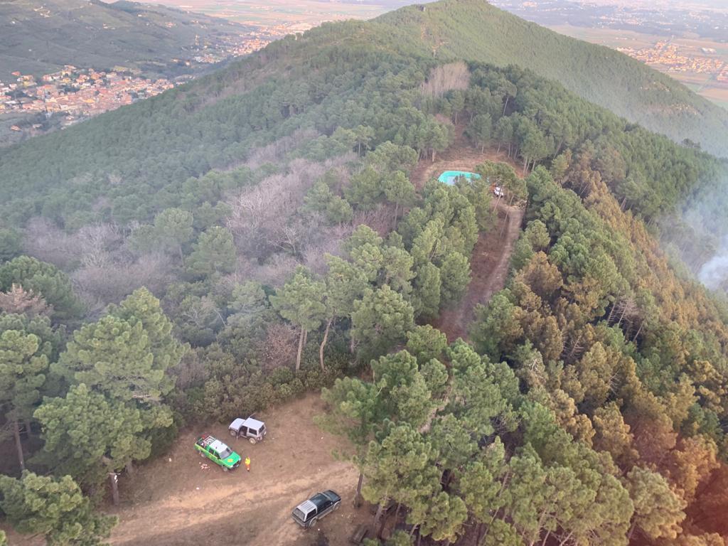 Vicopisano: fiamme domate, le persone evacuate rientrano a casa. Al via l’opera di bonifica