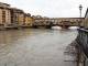Anche l’Arno è in piena, a causa delle forti piogge chiuso il ponte Vespucci