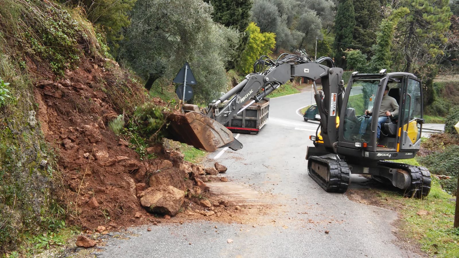 Maltempo, a Camaiore allagamenti, frane e incidenti