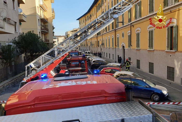 Fiamme in casa, evacuati 25 appartamenti