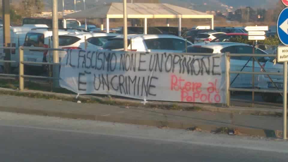 Striscioni a Massarosa contro Casa Pound: “Il fascismo è un crimine”