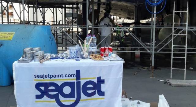 Antivegetative Seajet sotto esame in Darsena a Viareggio. Il marchio apre in città