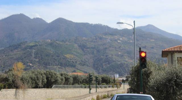 Ponterosso: acceso il semaforo veloce in via Lungo Fiume, stop a far west e automobilisti prepotenti