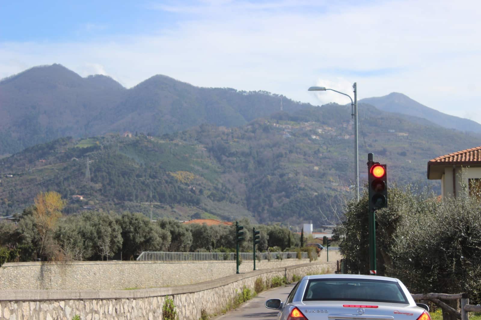 Ponterosso: acceso il semaforo veloce in via Lungo Fiume, stop a far west e automobilisti prepotenti