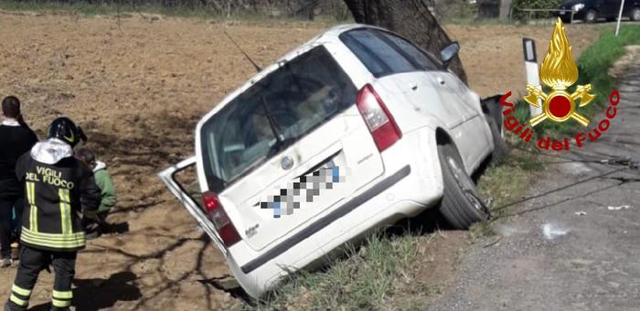 Anziano finisce contro un albero e muore sul colpo