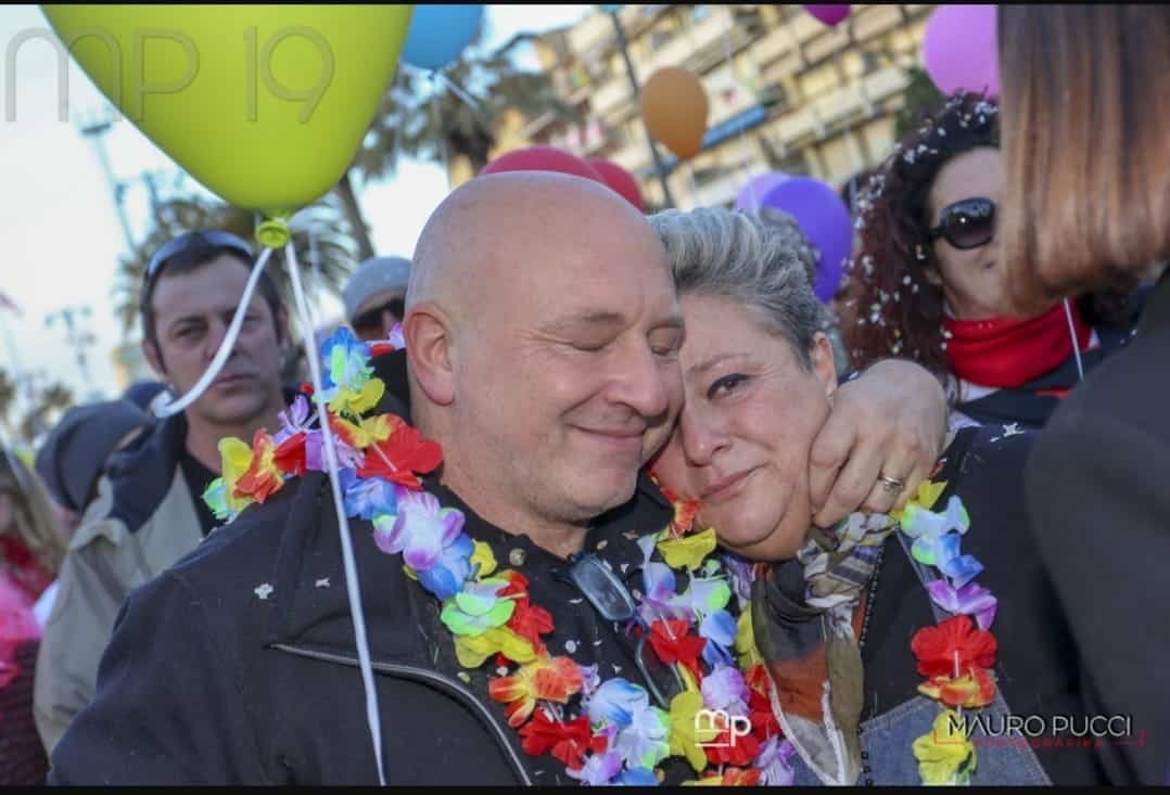 Un gesto infame: rubati i fiori in ricordo di Alessandro Cecchi morto nell’incidente in via Pisano