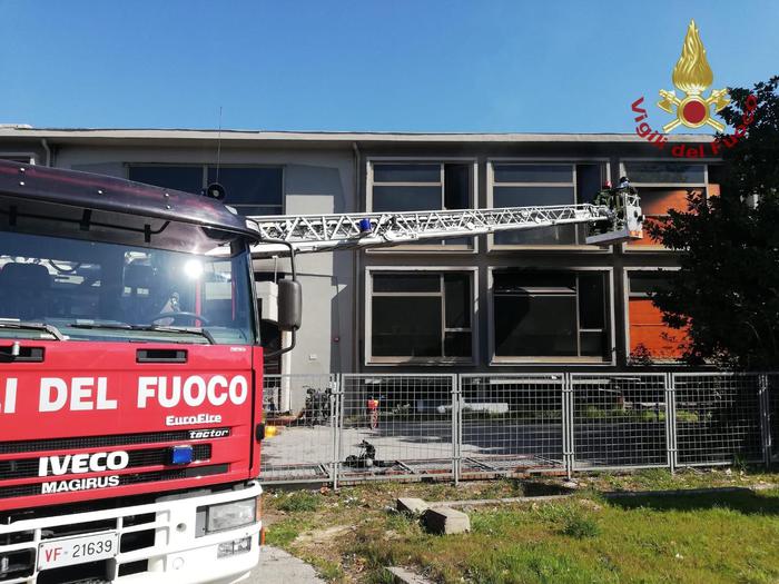 A fuoco edificio commerciale: scatta il sequestro