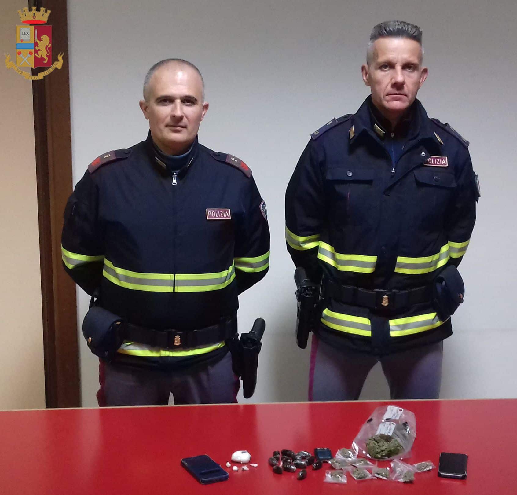 Con la droga di notte sull’A/1: sgamati dalla Polstrada con una pila