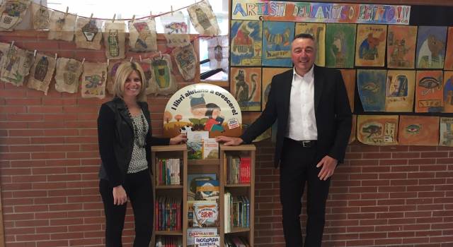 L’Azienda Multiservizi dona una piccola biblioteca alla scuola primaria Don Milani
