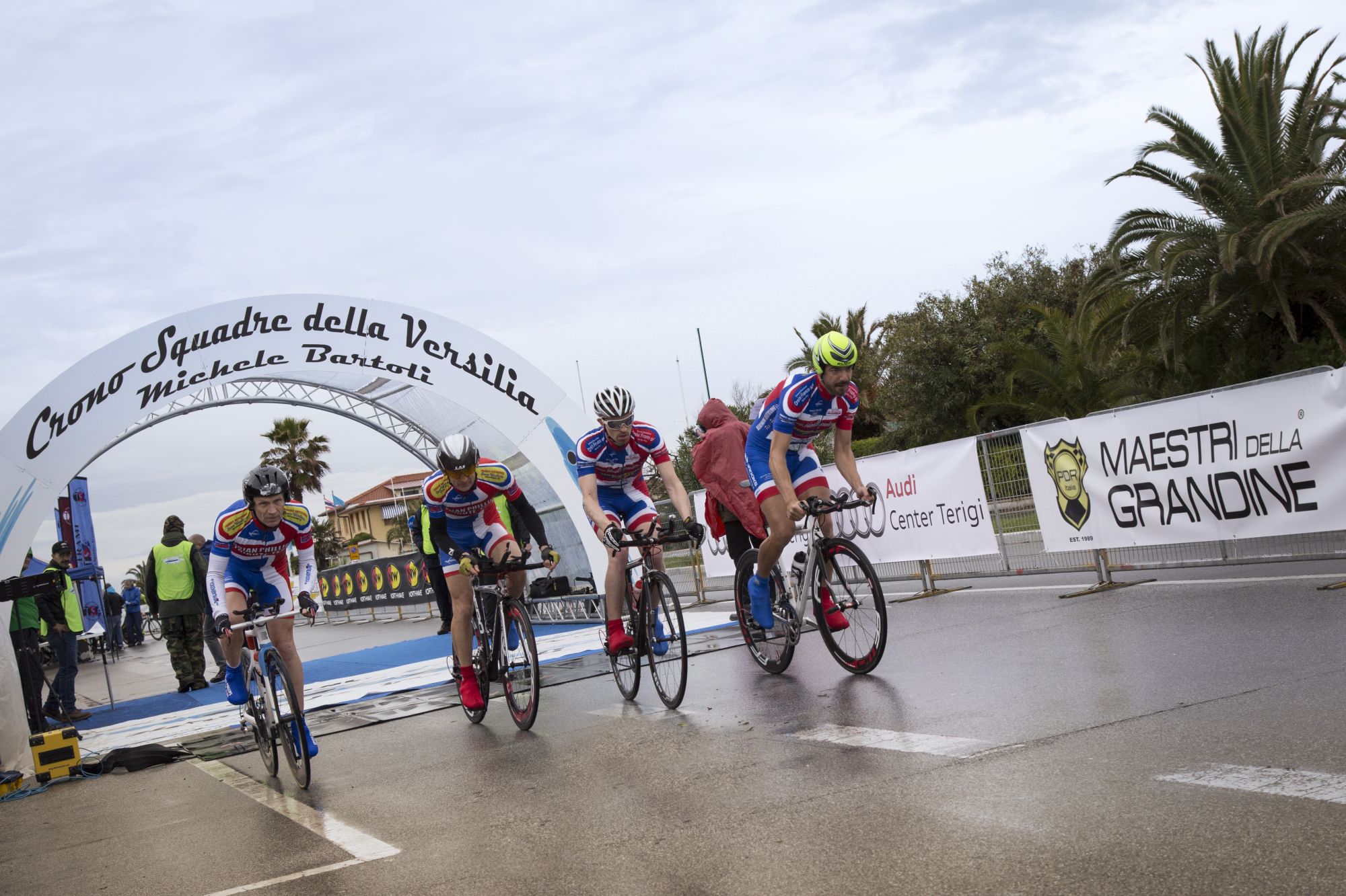 Incidente alla Tirreno-Adriatico, pedone investito da ciclista