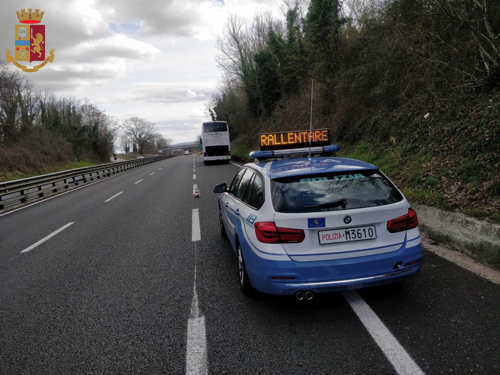 Alla guida del bus ma non lo può fare: la Polstrada di Massa blocca la gita scolastica