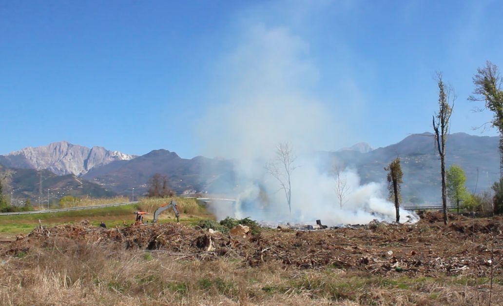 Incendio in via Unità d’Italia, il comune di Pietrasanta ordina lo sgombero e il ripristino dell’area