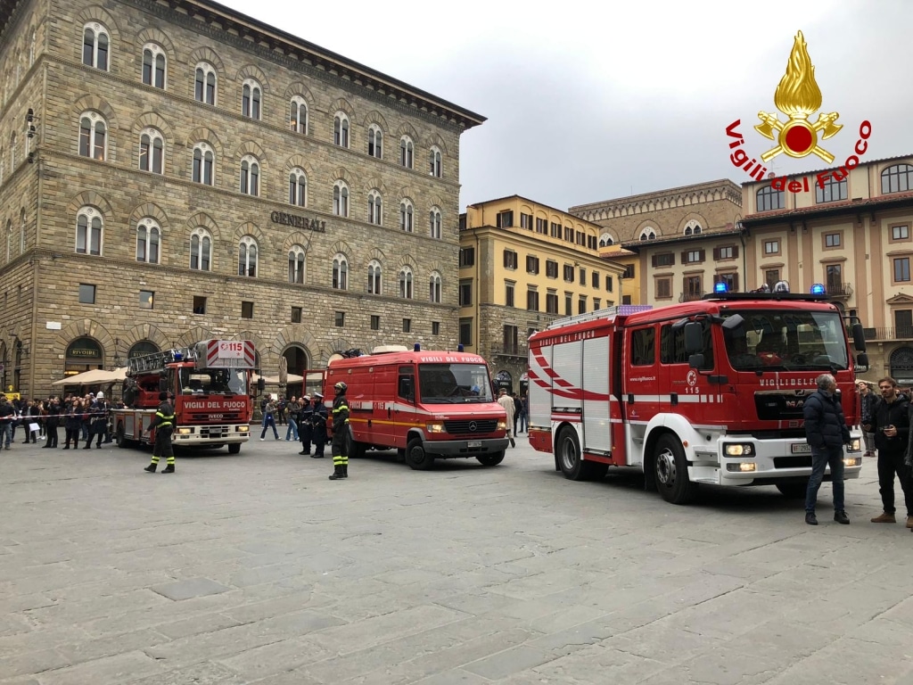 Minaccia di gettarsi dalla balaustra della Loggia dei Lanzi