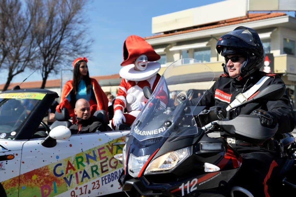 Carnevale in sicurezza, carabinieri tra la gente  e per la gente con le moto e a piedi