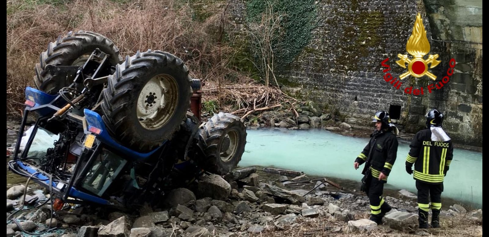 Cade nel fiume col trattore, tragedia sfiorata
