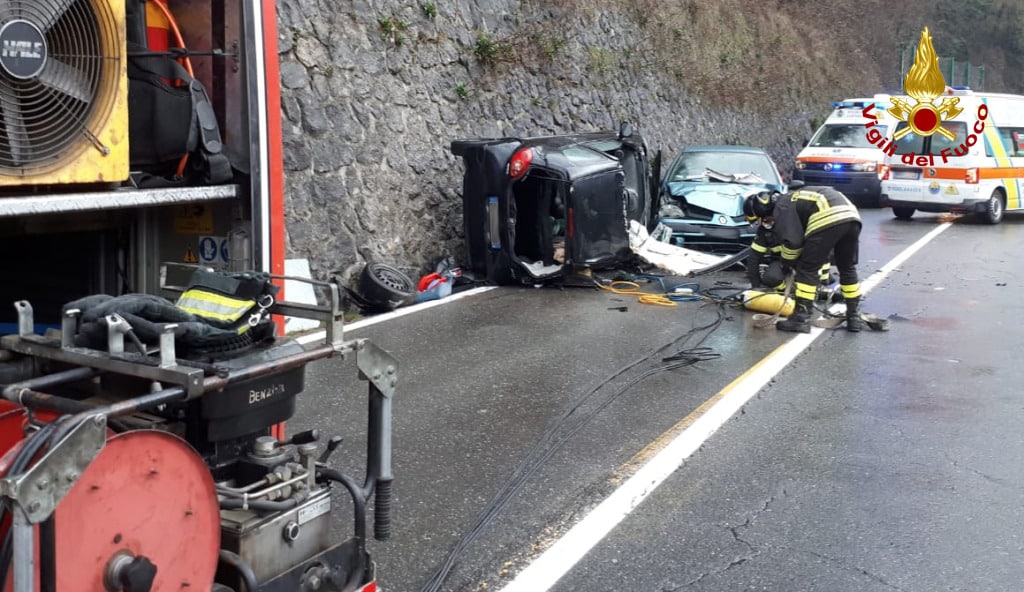 Carambola tra due auto, una si ribalta: estratto dalla lamiere dai vigili del fuoco