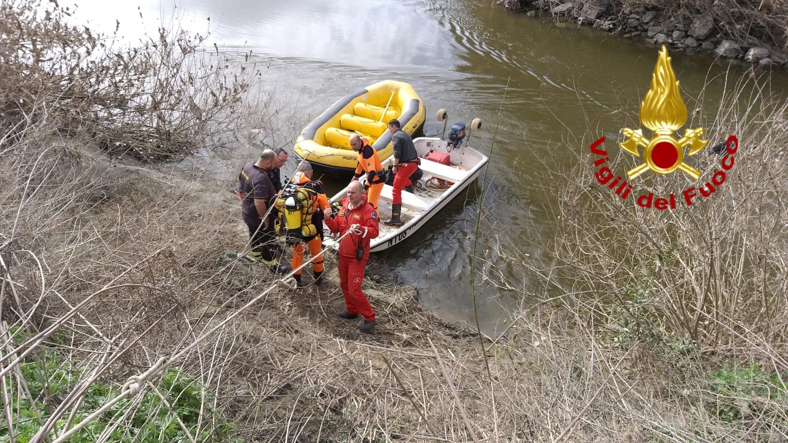 Si getta nell’Arno, ricerche in corso