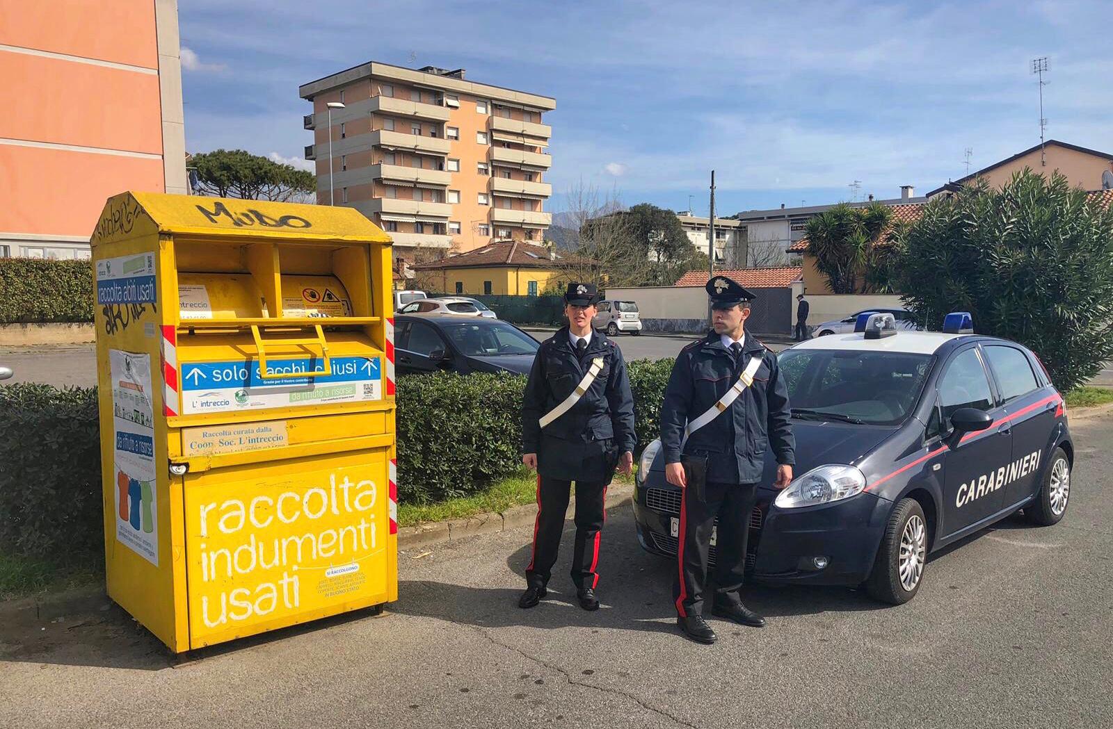 Beccati a rubare dalla campana per i vestiti usati, coppia in manette