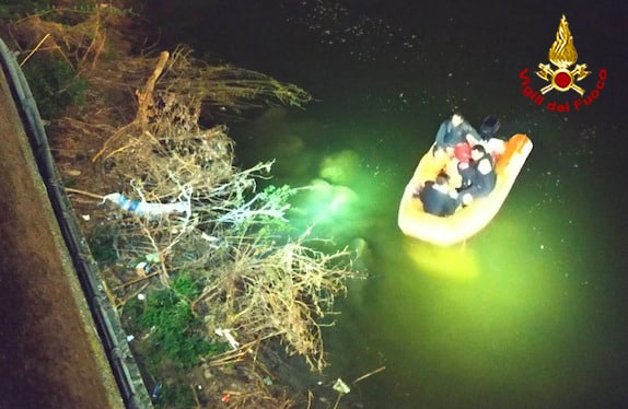 25enne cade in Arno, portato a riva dai pomieri e affidato al 118