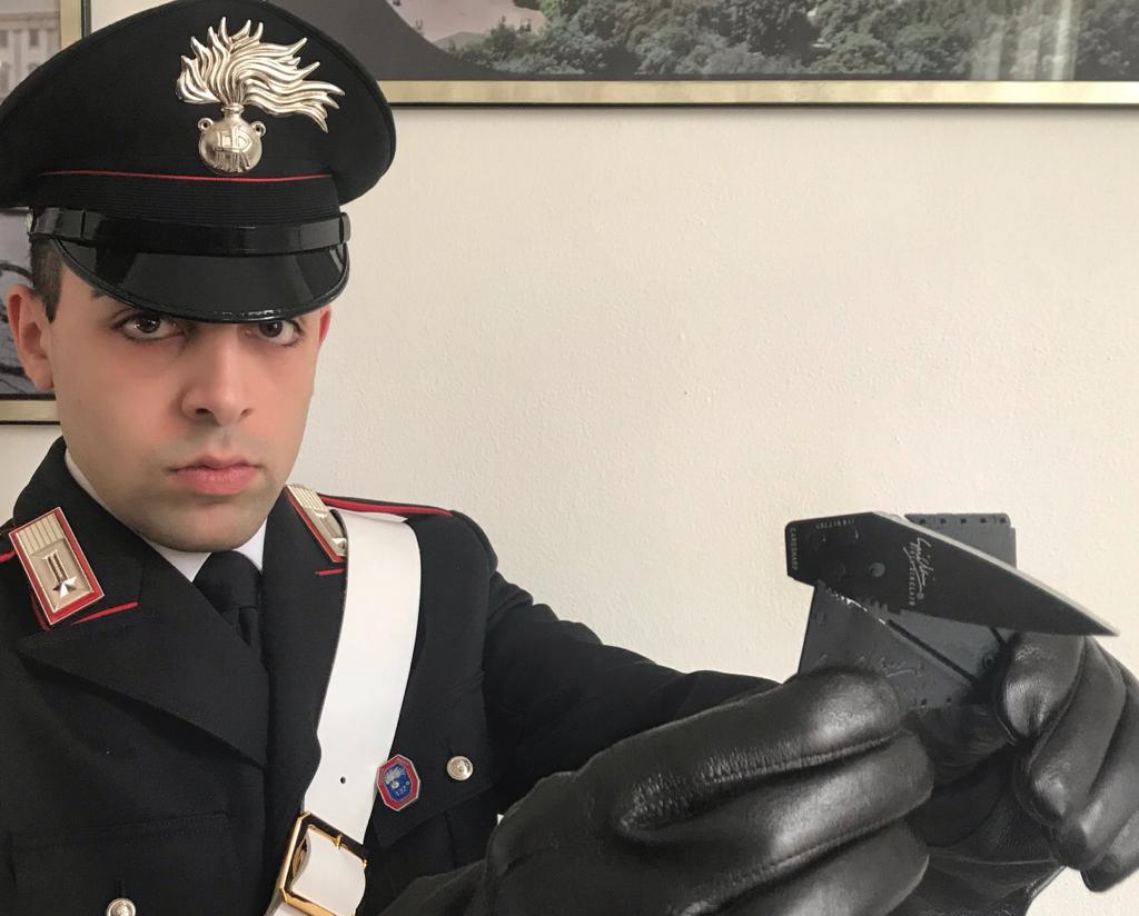 In giro con una cardsharp nel portafogli, 21enne nei guai