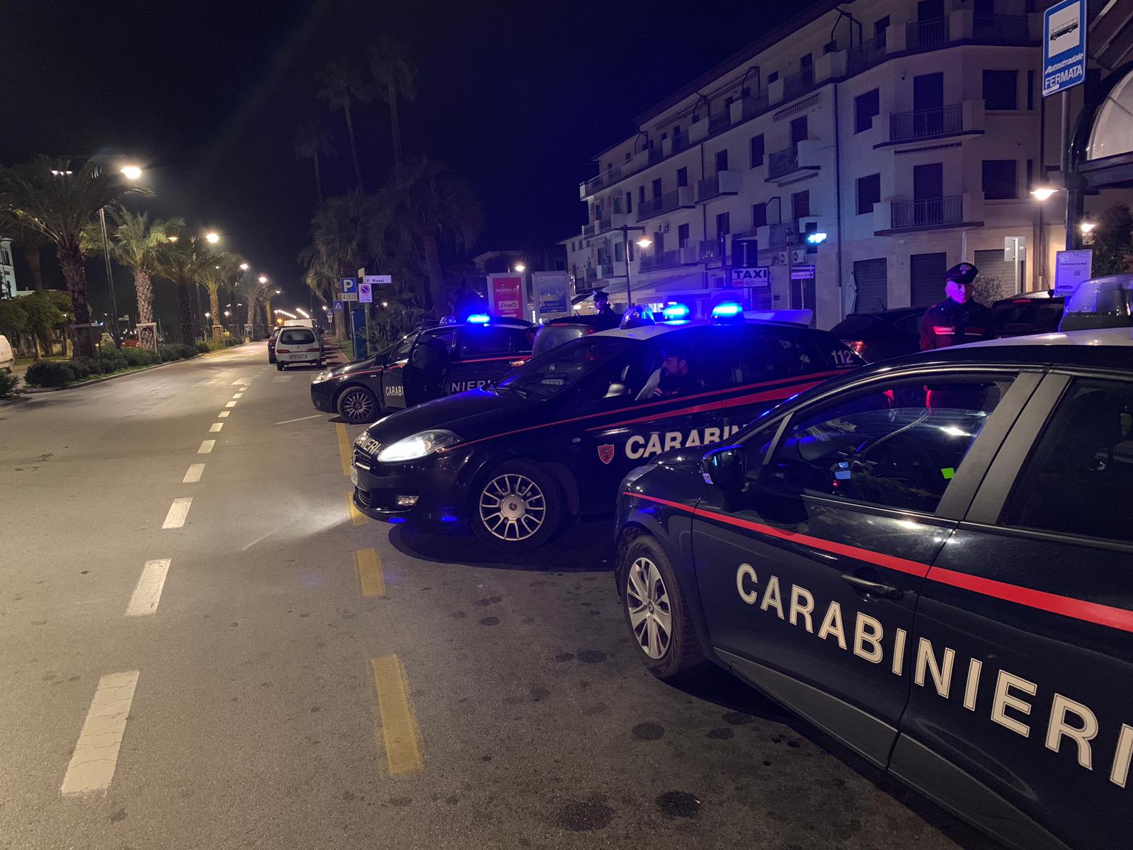 Ruba al tabacchi e aggredisce i carabinieri, arrestato