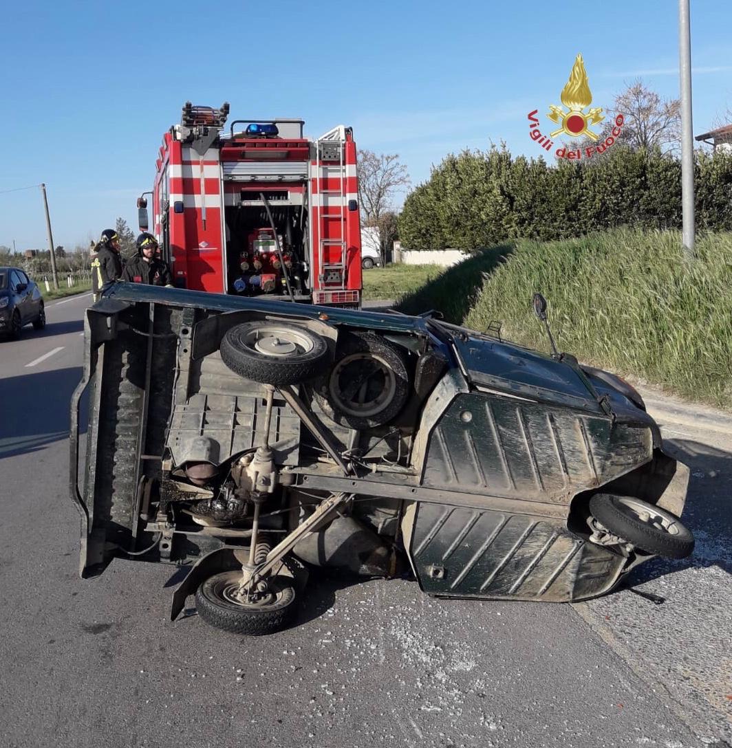 Ape contro un’auto si ribalta: il conducente estratto dalle lamiere dai vigili del fuoco