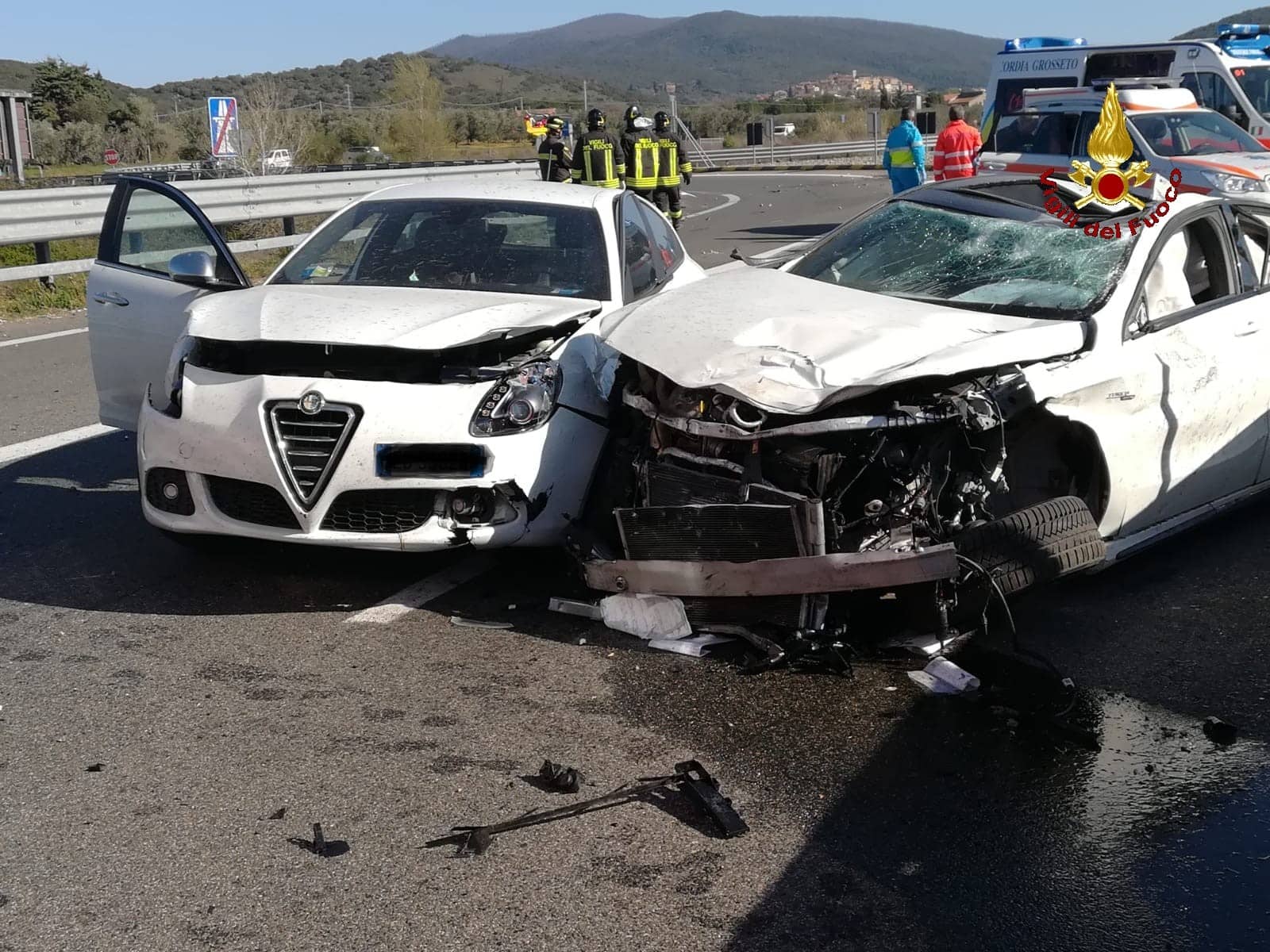 Due incidenti a poche centinaia di metri l’uno dall’altro, tre feriti: SR E78 chiusa al traffico