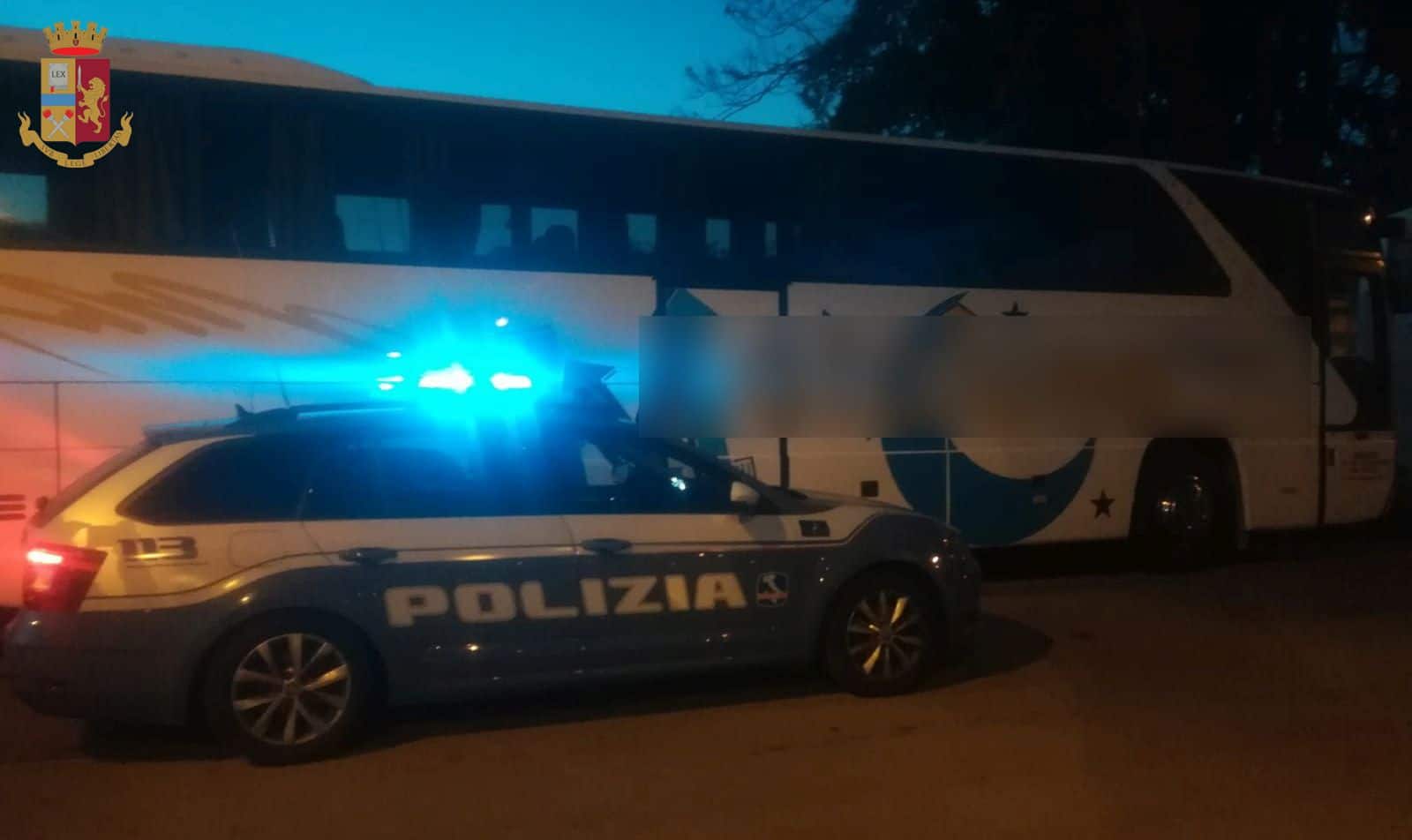 Beve al bar e poi si mette a guidare un bus con 45 studenti: patente ritirata