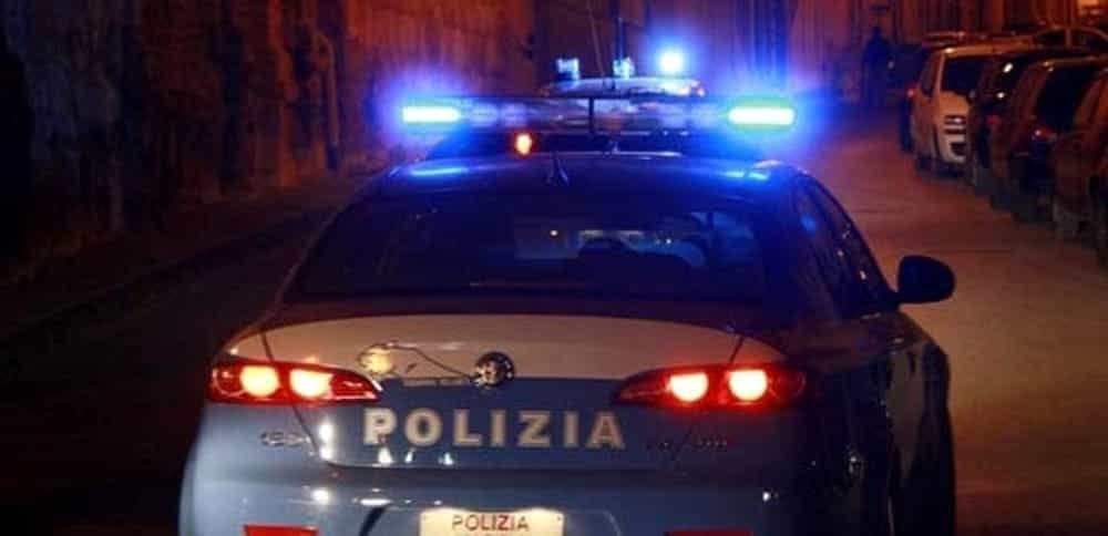 Minaccia e insulta i passanti, 28enne del Marocco placcato dalla Polizia