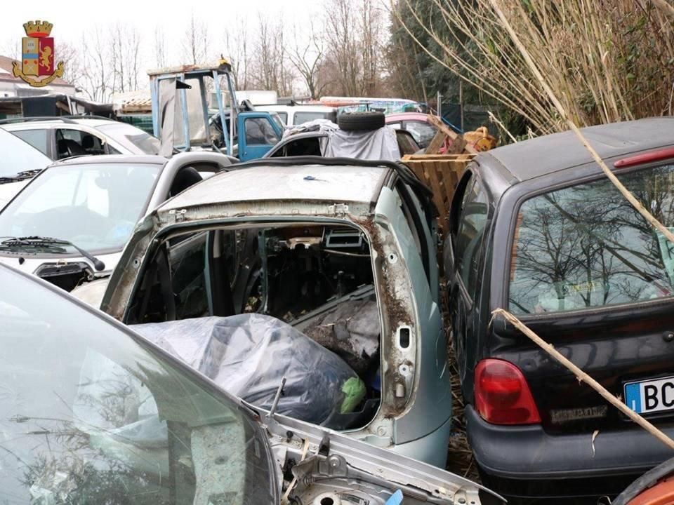 Apre un’officina senza licenza e si intesta per finta 233 auto, per poi rivenderle. Denunciato e multato per oltre 120.000 euro