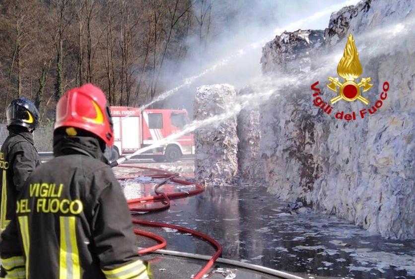 Incendio in cartiera, a fuoco materiale plastico