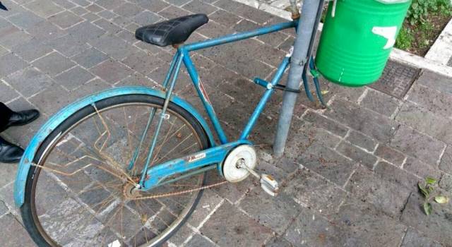 Via le biciclette abbandonate, ordinanza a Pietrasanta