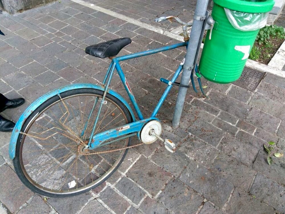 Via le biciclette abbandonate, ordinanza a Pietrasanta