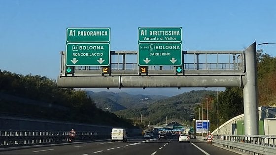 Scontro tra due vetture e un tir, chiusa l’A1 tra Firenze e Bologna