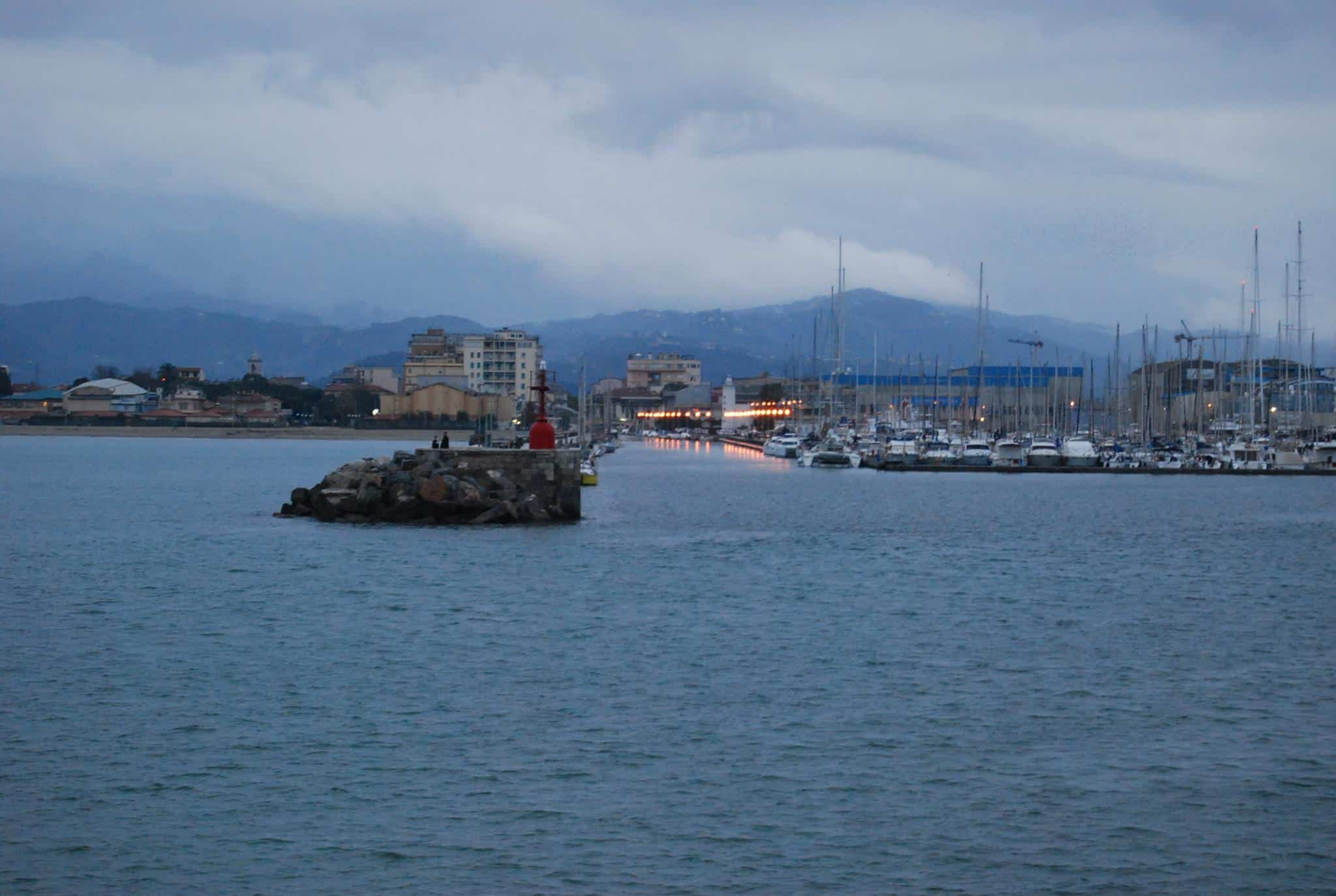 Il molo di Viareggio visto dal “muraglione”