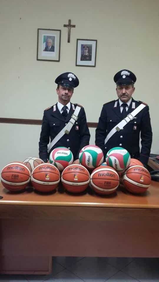 Cerca di vendere su internet palloni rubati in palestra, 14enne denunciato