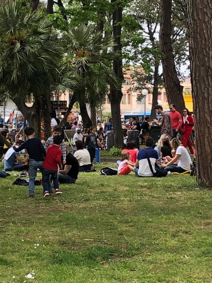 “Ecco come si presenta oggi Piazza D’Azeglio, invasa da un’orda di turisti che bivacca sulle aiuole”