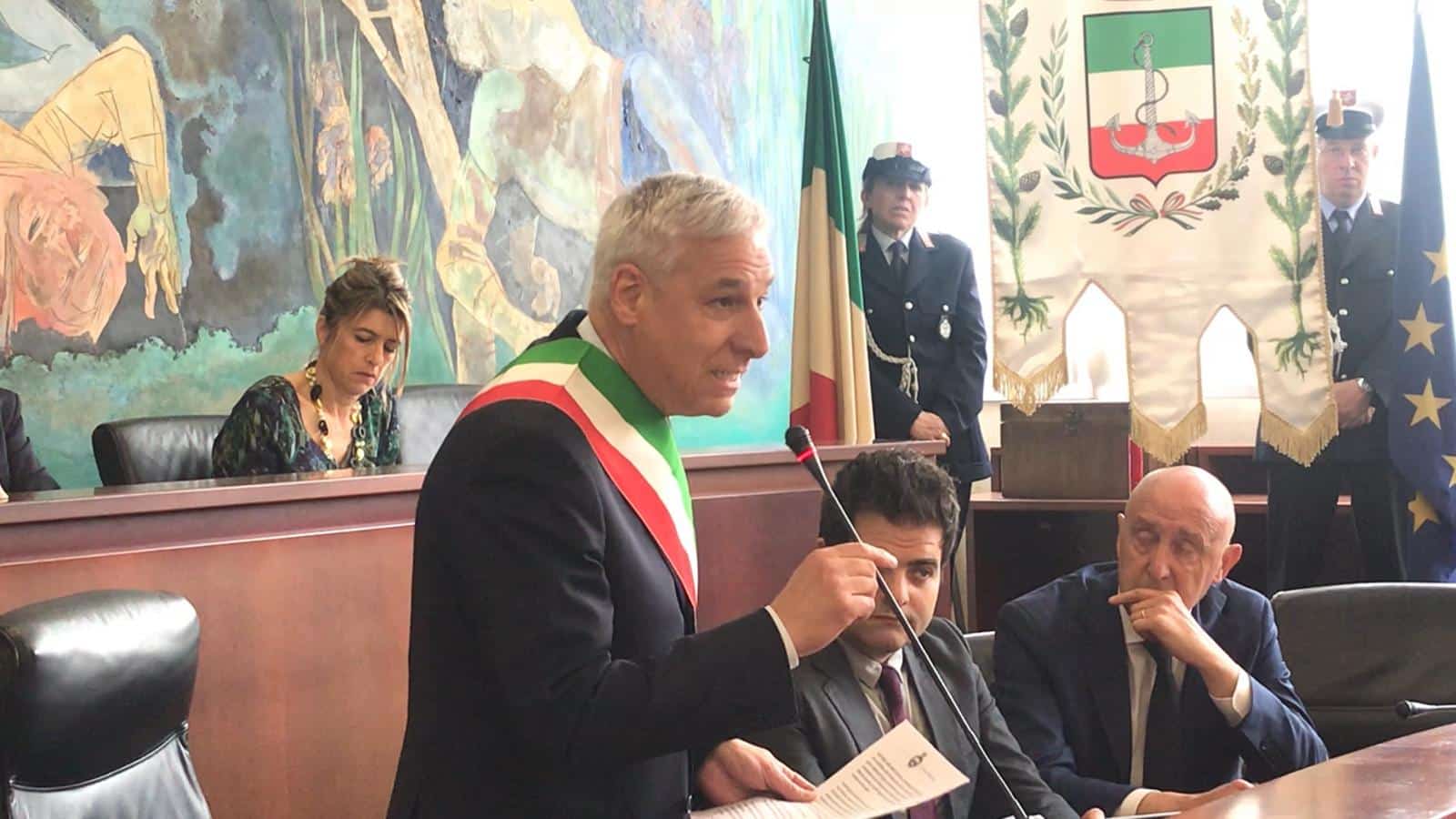 Viareggio approva il bilancio: il sindaco bacchetta i consiglieri disattenti