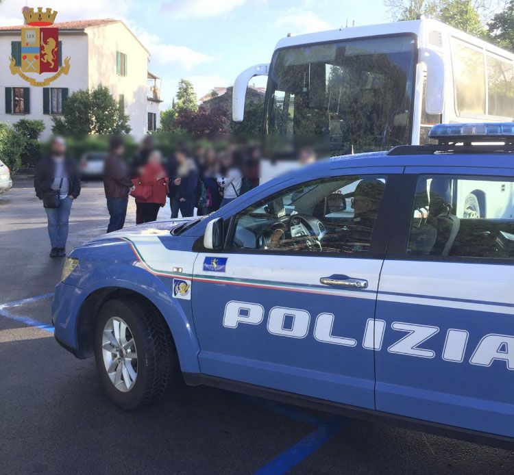 In bici nel traffico dopo aver bevuto troppo: fermato dalla Polstrada