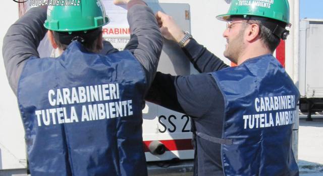 Smaltimento illecito di rifiuti tessili, perquisizioni e sequestri in Toscana, Lombardia e Campania