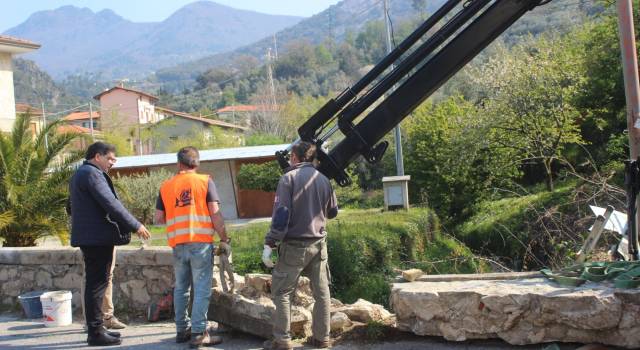 Nuovo parapetto in cemento in via Provinciale Vallecchia, in corso intervento