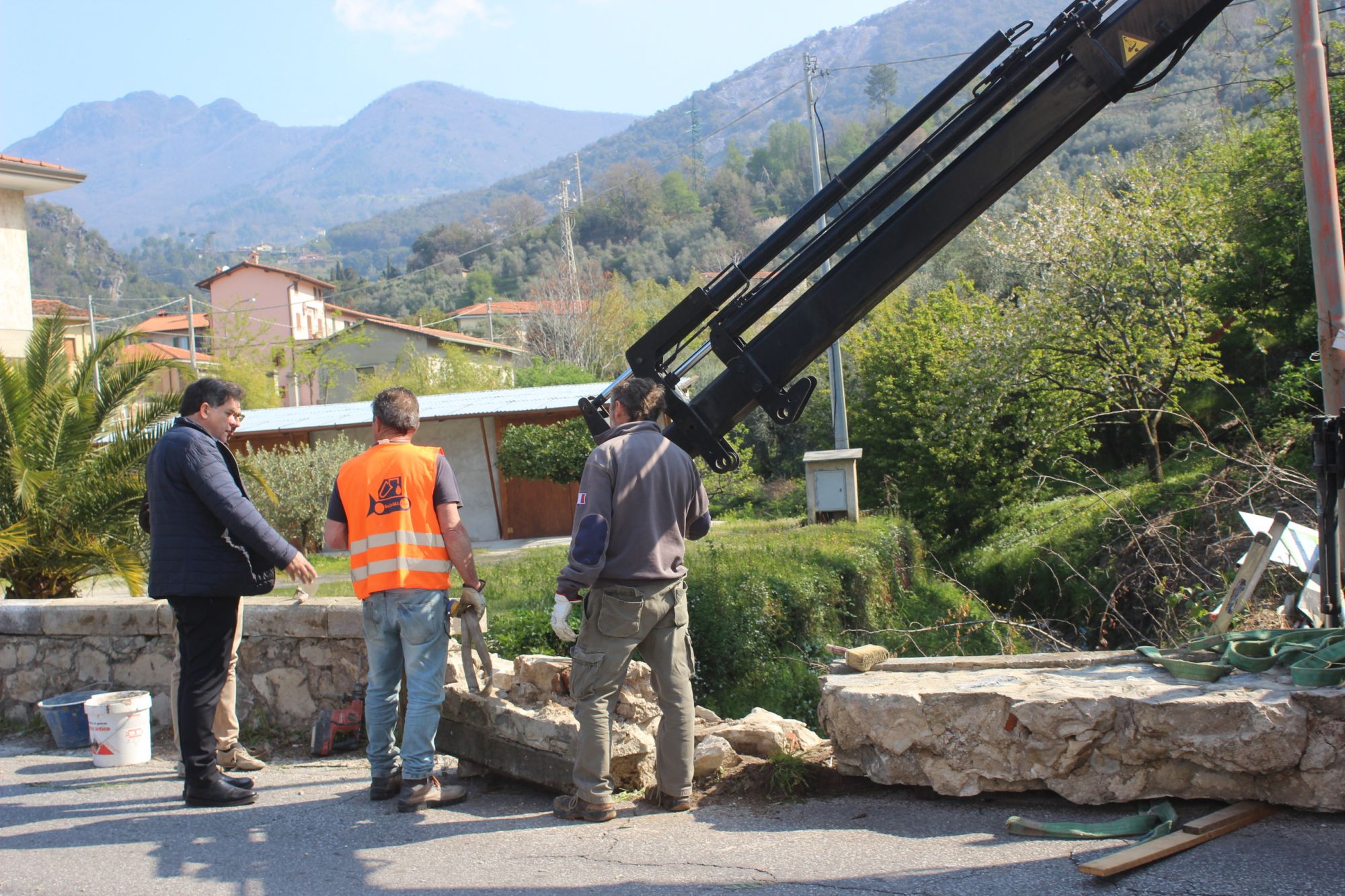 Nuovo parapetto in cemento in via Provinciale Vallecchia, in corso intervento