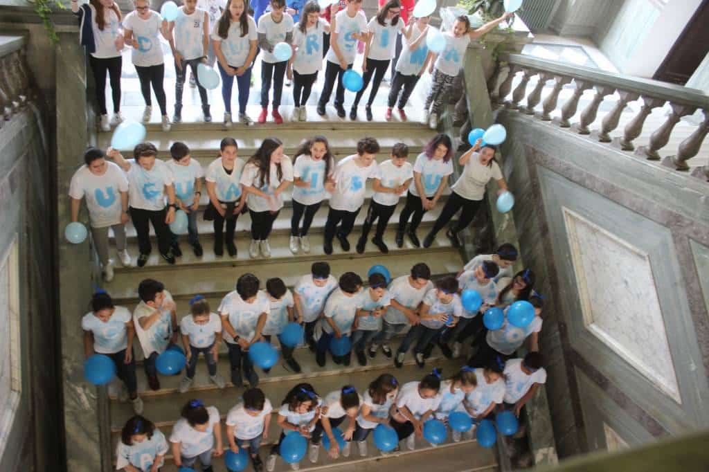 Foto studenti in Municipio Autismo Giornata