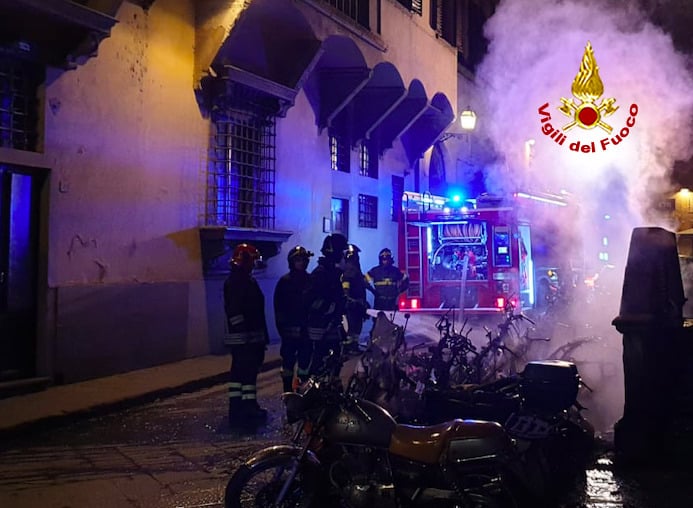 15 motorini a fuoco, danneggiata anche un’auto in sosta