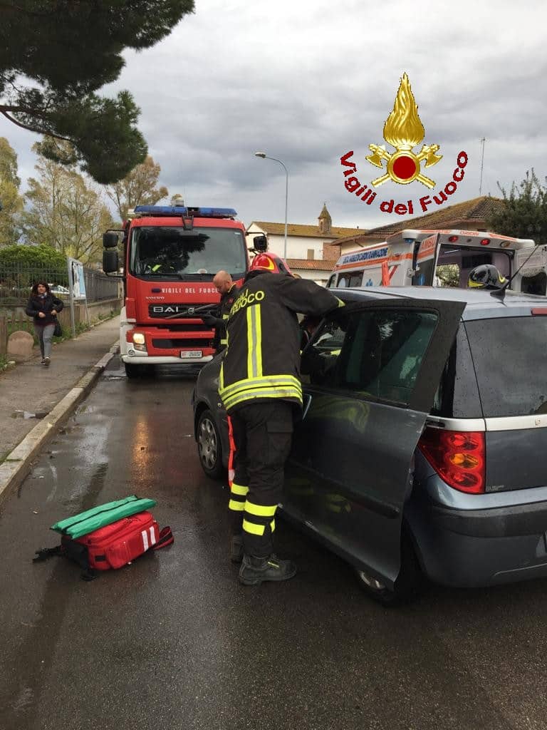 Scontro tra auto, una donna ferita