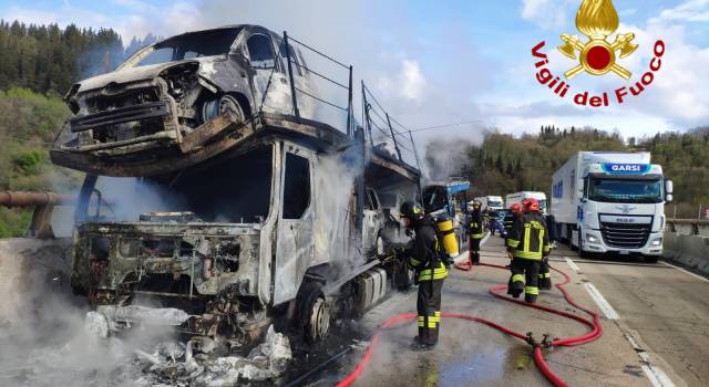 Bisarca a fuoco in A1, autostrada in tilt