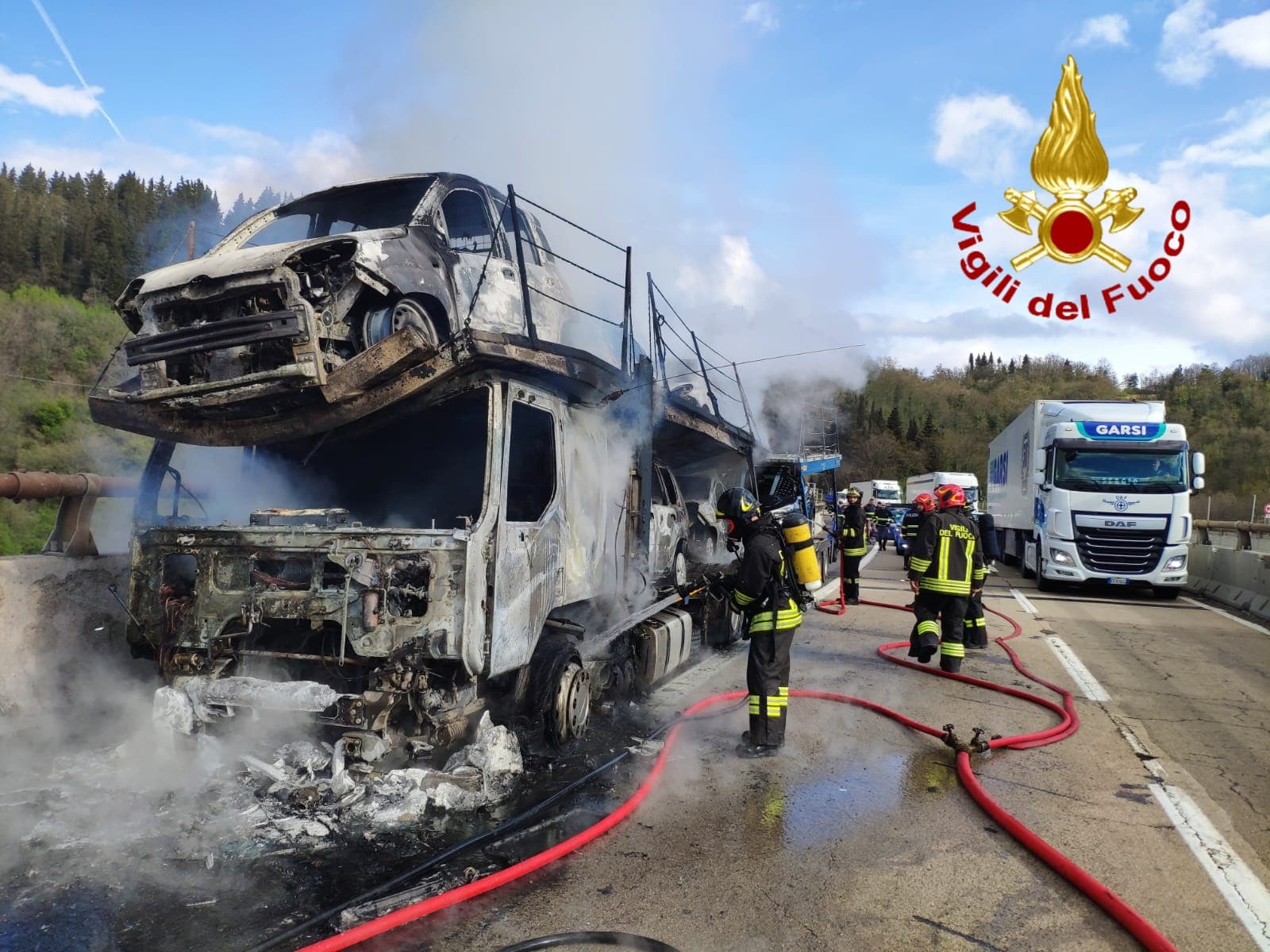 Bisarca a fuoco in A1, autostrada in tilt