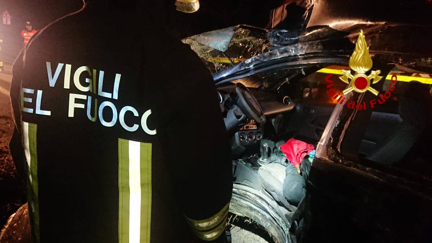 Auto contro albero, conducente estratto dalle lamiere dai vigili del fuoco