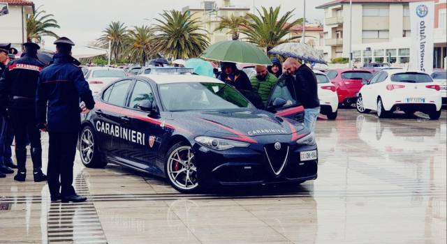 Carabinieri in Versilia con l&#8217;Alfa Romeo Giulia Quadrifoglio Verde, in dotazione al Nucleo Radiomobile di Roma